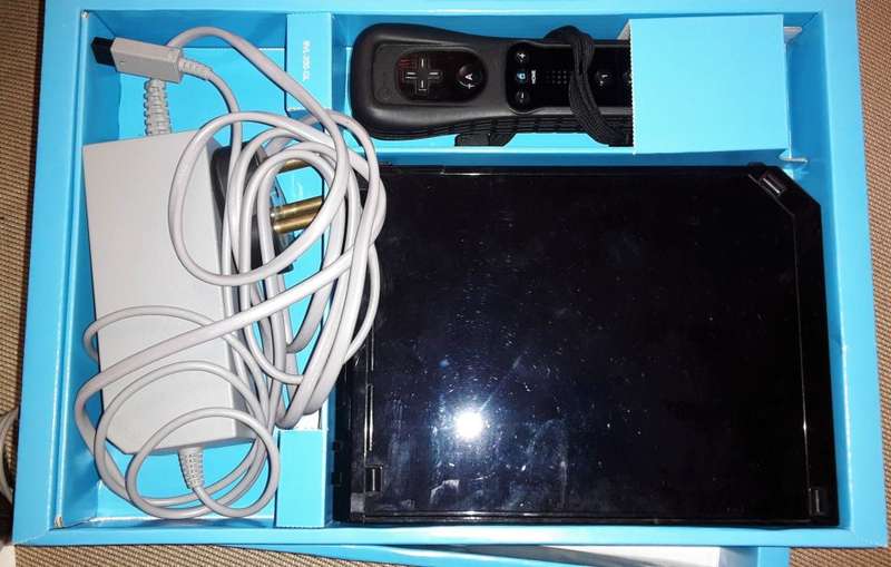 Nintendo Wii Console incl Wii Sports, Wii Sports Resort & Wii Motion Plus (Batteries not included)