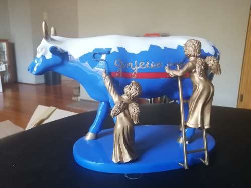 EVERYTHING MUST GO!!! Cow Parade limited edition resin figurein `Caprice a L`oeuvre`