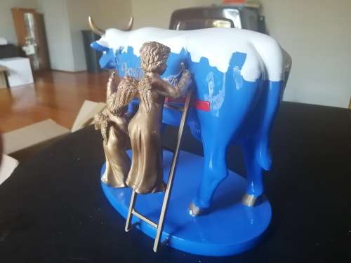 EVERYTHING MUST GO!!! Cow Parade limited edition resin figurein `Caprice a L`oeuvre`