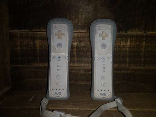 NINTENDO WII WITH 2 CONTROLLERS AND 2 NUNCHUCKS AND TOP SHOT ELITE