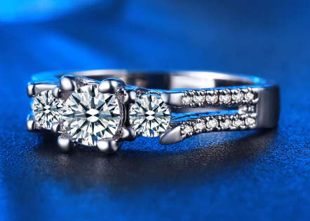 Sparkling 1.80ct Cr.Diamond Engagement Ring, 3-stone. Size 6 / L-M