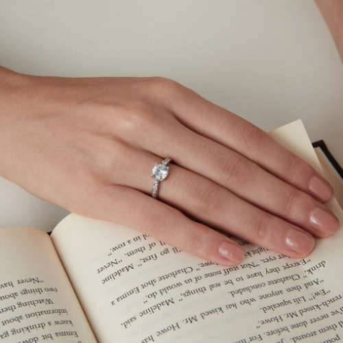 EXQUISITE! 1.51ct Solitaire & Accents Beaufitul Engagement Ring. Size 9 | R-S