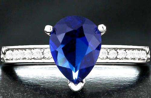 Seductive 1.1ct cr. royal blue sapphire pear cut w/accents ring. Size 6 / m