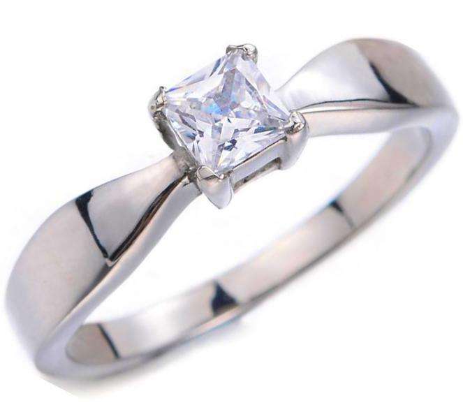 Elegant Princess cr.diamond Ring plated in Platinum! - Size 6 / M
