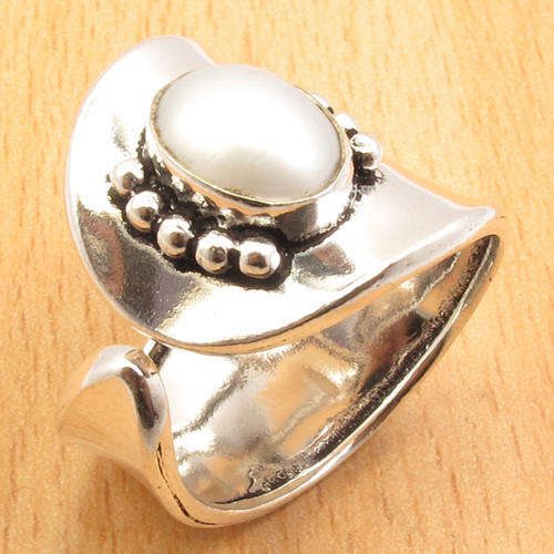 An Unusual Pearl Ring - Size 8.5 ** Berco delivery at your door.