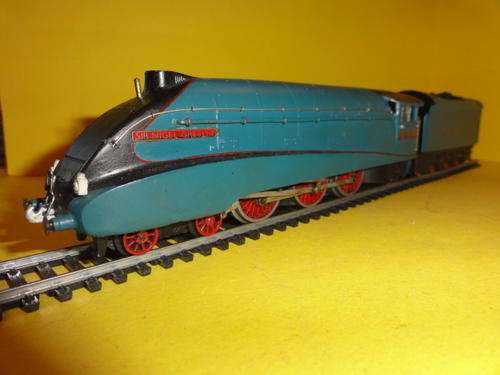 HORNBY-SIR NIGEL GRESLEY- LOCOMOTIVE-DEFINATIVLEY ALTERED