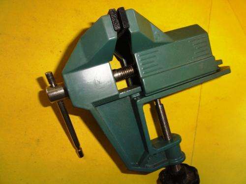 TOOLS - BENCH VICE- LIKE NEW