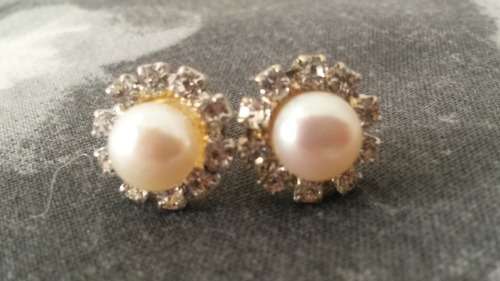 you won't find this price in any shop!! ONE PAIR OF white GENUINE FRESH WATER PEARL EARRINGS!!!