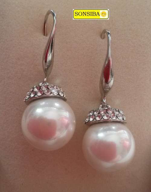 PRETTY NOTICEABLE PEARL EARRINGS!!!