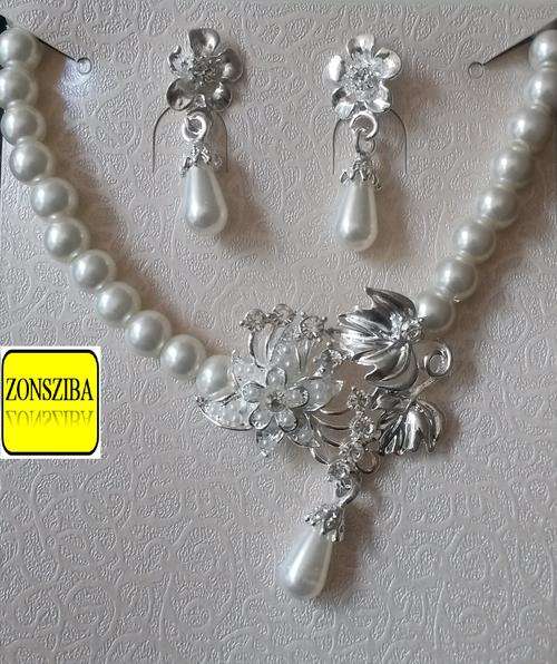 BEAUTIFUL FASHION INSPIRED FAUX PEARL NECKLACE WITH EARRINGS!!!