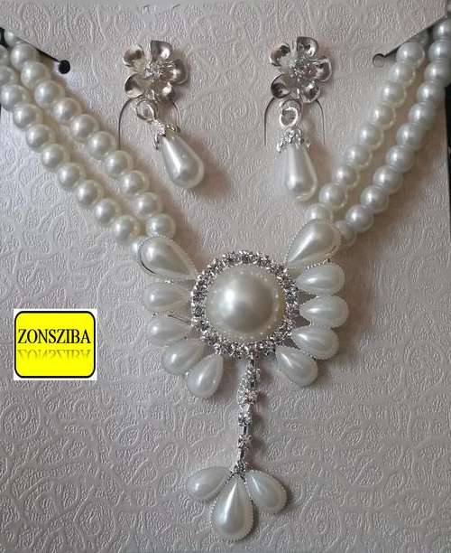 BEAUTIFUL FASHION INSPIRED  NECKLACE WITH EARRINGS!!! ONLY ONE LEFT!!