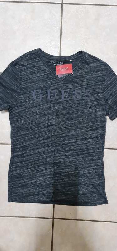100% Original Guess T-Shirt - Large (Retail R499)