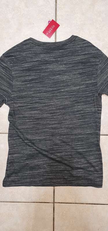 100% Original Guess T-Shirt - Large (Retail R499)
