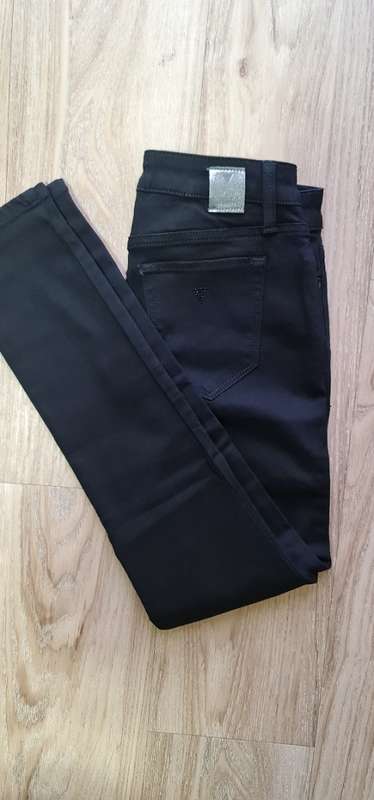 Original Guess Ladies Skinny Jeans - Guess Size 26 (SA Size 32) RETAIL R999 (Power Skinny Low)