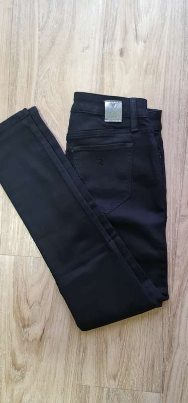 Original Guess Ladies Skinny Jeans - Guess Size 26 (SA Size 32) RETAIL R999 (Power Skinny Low)