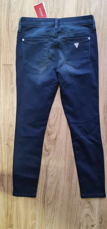 Original Guess Ladies Skinny Jeans - Guess Size 26 (SA Size 32) RETAIL R999 (Mid Rise Skinny)