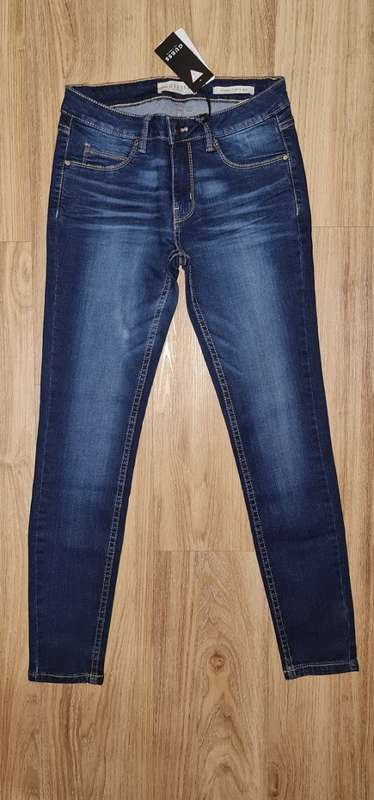 Original Guess Ladies Skinny Jeans - Guess Size 26 (SA Size 32) RETAIL R999