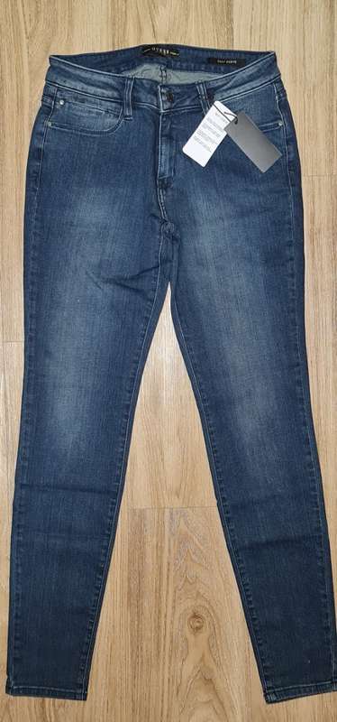 Original Guess Ladies Skinny Jeans - Guess Size 27 (SA Size 33) RETAIL R999 (Sexy Curve)