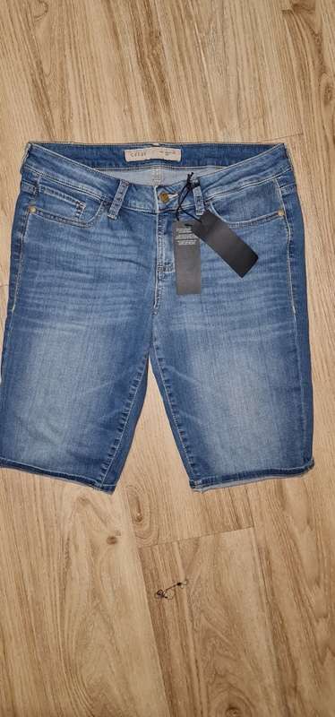 100% Original Guess Ladies Shorts - Size 32 RETAIL R899