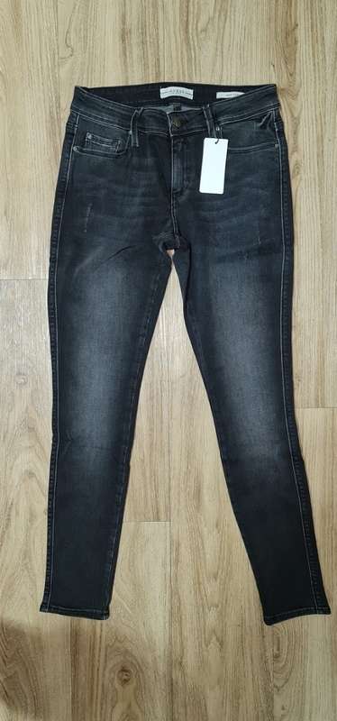 100% Original Guess Ladies Jeans - Guess Size 34 (SA Size 40) RETAIL R999 (Sexy Curve)