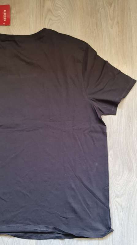 100% Original Mens Guess T-Shirt - Large (Retail R499)