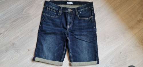 100% Original Guess Jeans Shorts Size 32 (Retail R799)