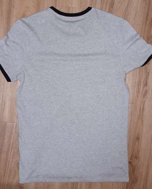 100% Original Mens Guess T-Shirt - Large (Retail R499)
