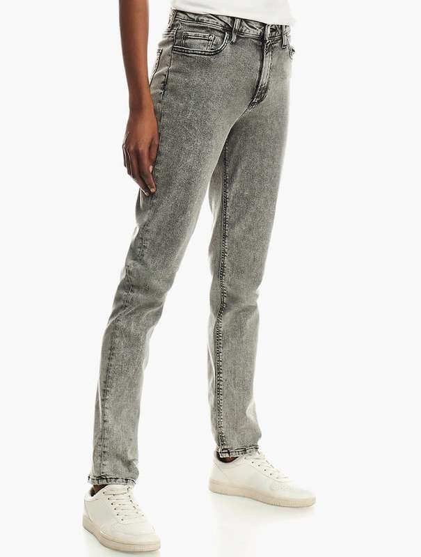 Guess Ladies Straight High Girly Jeans C67806 - Brand new Retail R1499- SA Size : 32 (Guess Size 26)