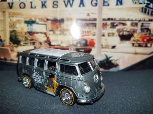 Hot Wheels VW Volkswagen Deluxe bus *Saturday Evening Post* real riders