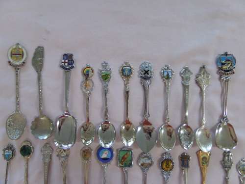 50 x collectable souvenir teespoons (bid for lot)