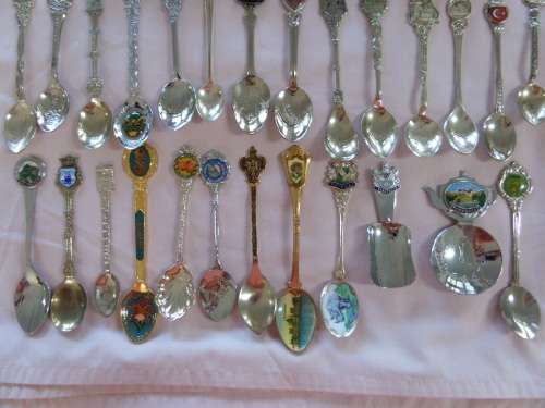 50 x collectable souvenir teespoons (bid for lot)
