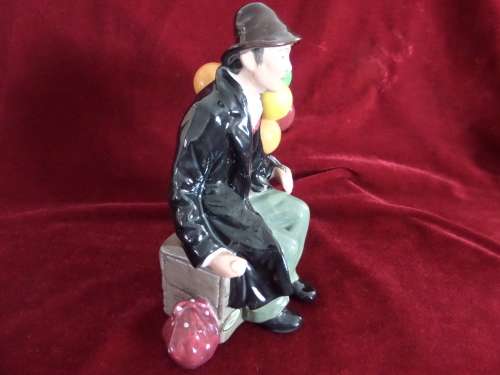 Royal Doulton  figurine - 1939 The Balloon Man 18 cm
