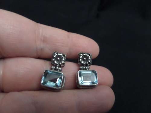 Pair of 925 Earings with Blue Stone in Beautiful Condition (9.1grams)