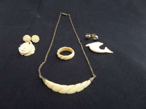 Lot of Vintage Bone made Jewelery (Bid for the lot)