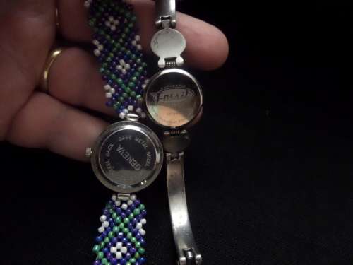 2 x Ladies Watches 1 x Geneva (working) 1 x Fossil (not running )