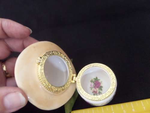Stunning Royal Albert 2002 Old Country Roses Pill Holder made in England