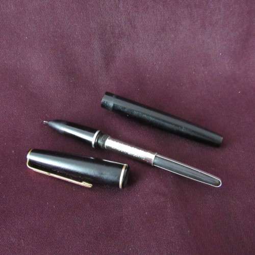 Parker Fountain Pen (The Parker Pen Co. Ltd London England ) Please Note the Nip is split