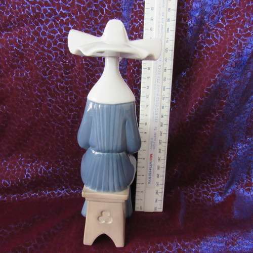 Lladro  Figurine of Nun doing Needlework made in Spain 21 cm Daisa 1987