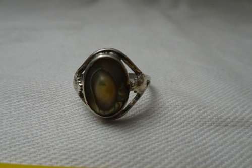Sterling Silver Ring with Mother of Pearl   2.3 grams -- Dim 16mm
