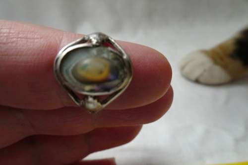 Sterling Silver Ring with Mother of Pearl   2.3 grams -- Dim 16mm