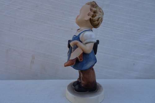 Hummel Goebel - Boy handing two pairs of Shoes "Shoemaker"(W. Germany ) 13Cm x 6Cm