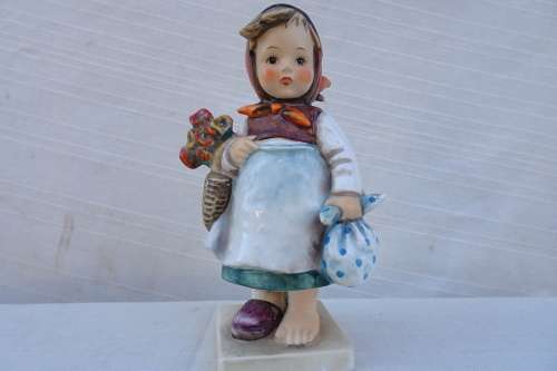 Hummel Goebel -Wearing Wonderer (W. Germany ) 14Cm x 6Cm