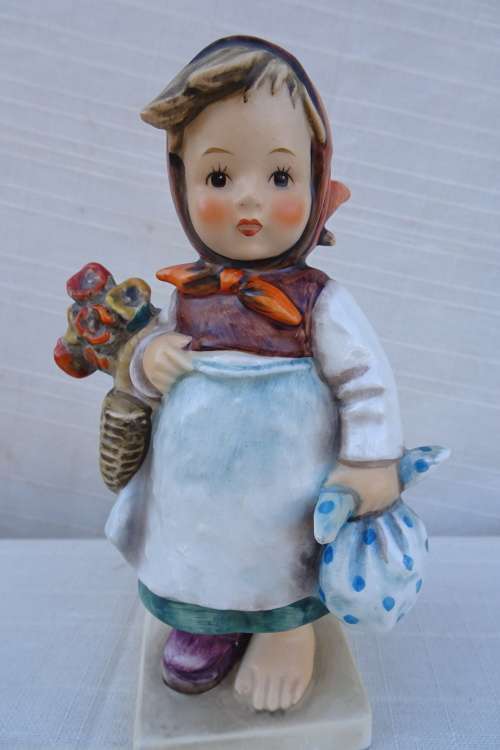 Hummel Goebel -Wearing Wonderer (W. Germany ) 14Cm x 6Cm