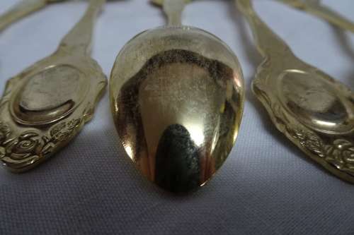 Exquisite Vintage Set of Six Eetrite 24 Carat Gold Plated Stainless Steel Teaspoons in Box.