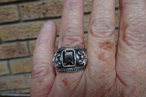Gorgeous Sterling Silver Ring With Rectangle Amber Stone and Decorative Detail 10.9 g Diameter 18 mm