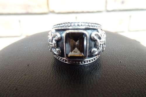 Gorgeous Sterling Silver Ring With Rectangle Amber Stone and Decorative Detail 10.9 g Diameter 18 mm