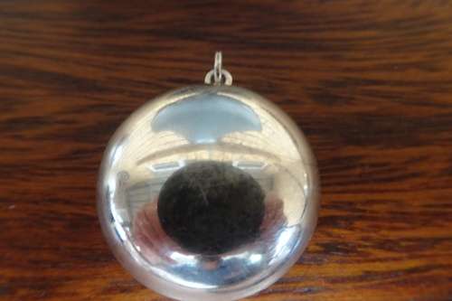 Gorgeous Puffy Round Silver Locket With Embossed Flower Pattern 9.0 g Diameter 27 mm