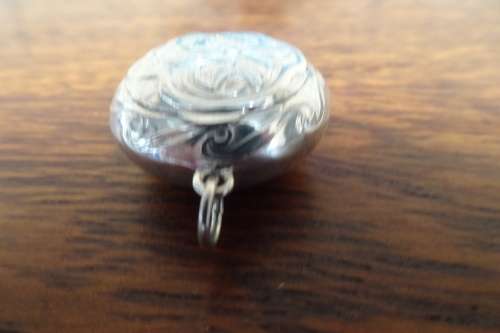 Gorgeous Puffy Round Silver Locket With Embossed Flower Pattern 9.0 g Diameter 27 mm