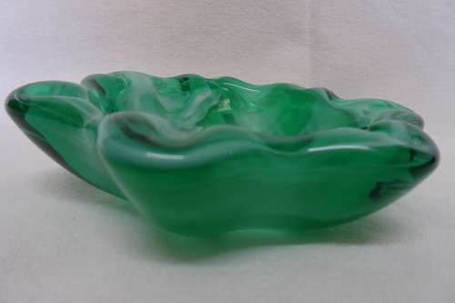 Stunning Vintage Jade Green Glass Ashtray White Milky Swirl Pattern 13 x 3,5 cm