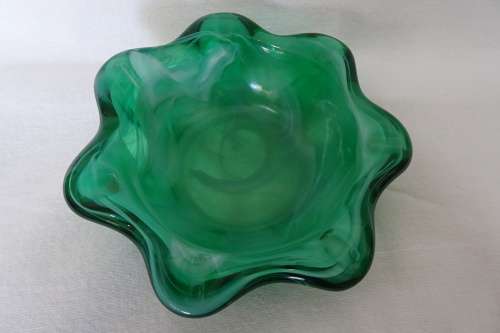 Stunning Vintage Jade Green Glass Ashtray White Milky Swirl Pattern 13 x 3,5 cm